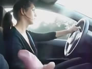 洋妞一邊幫男友打手槍一邊開著車
